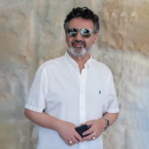 اهنگ صبح که در پنجرتون وا میشه خورشید از اون روزنه پیدا میشه